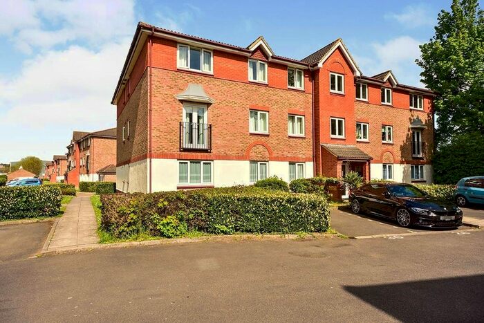 2 Bedroom Flat To Rent In Lindisfarne Gardens, Maidstone, Kent, ME16