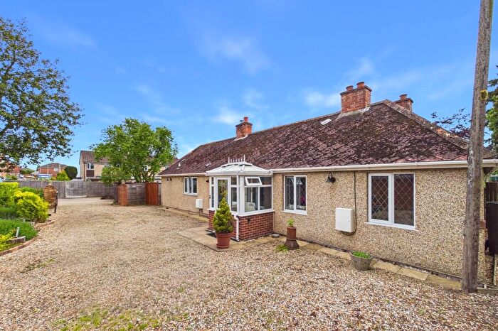 3 Bedroom Bungalow For Sale In Robertsfield, Thatcham, Berkshire, RG19