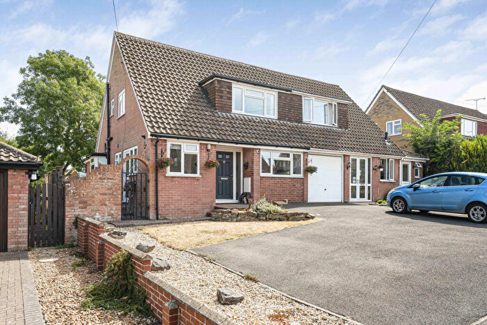3 Bedroom Semi Detached House For Sale In Fyfield Close, Wantage, OX12