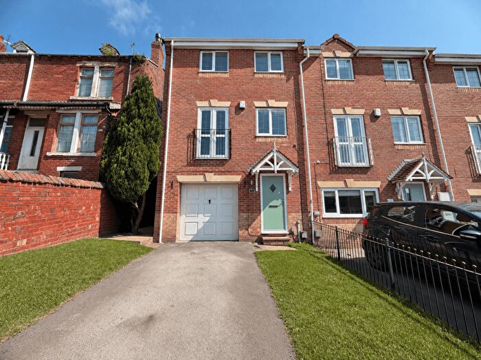 3 Bedroom Town House For Sale In Apple Tree Lane, Kippax, LS25
