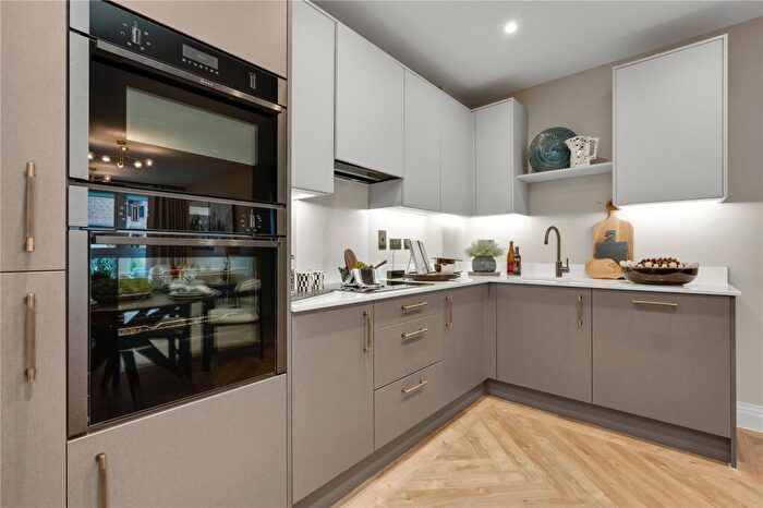 3 Bedroom Apartment For Sale In Oaklands Park, Littleworth Road, Esher, KT10