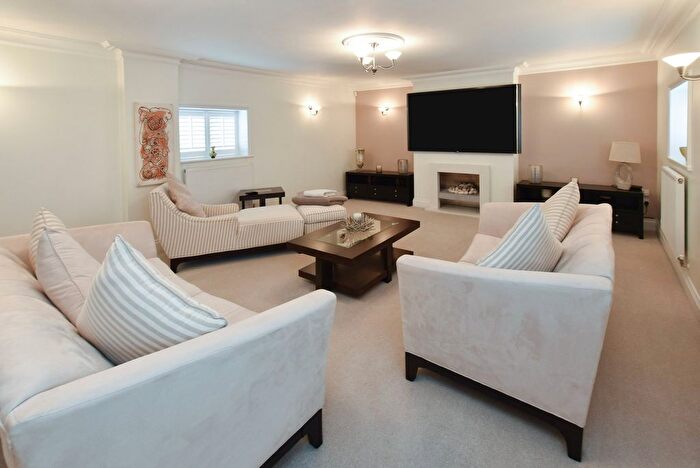 4 Bedroom Semi-Detached House For Sale In Station Road, Sutton Weaver, Cheshire, WA7
