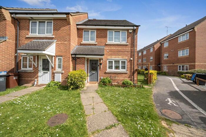 3 Bedroom End Of Terrace House For Sale In Gorseway, Hatfield, AL10
