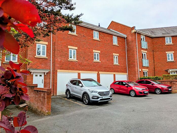 2 Bedroom Flat For Sale In Heraldry Way, Exeter, Devon, EX2