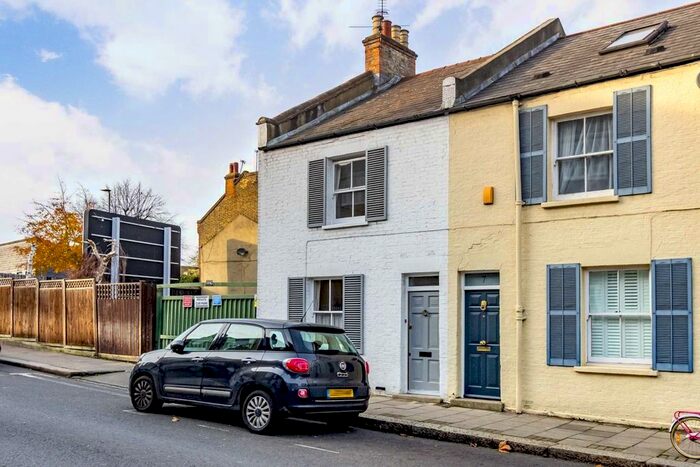 2 Bedroom Property To Rent In Frogmore, London, SW18