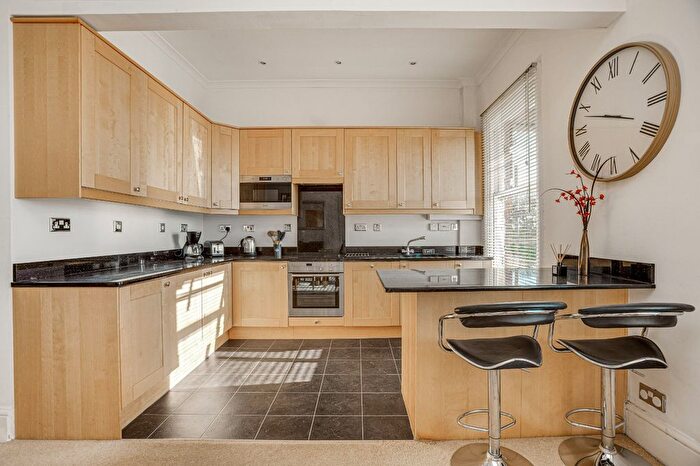 3 Bedroom Flat To Rent In Petersham Road, Richmond, TW10