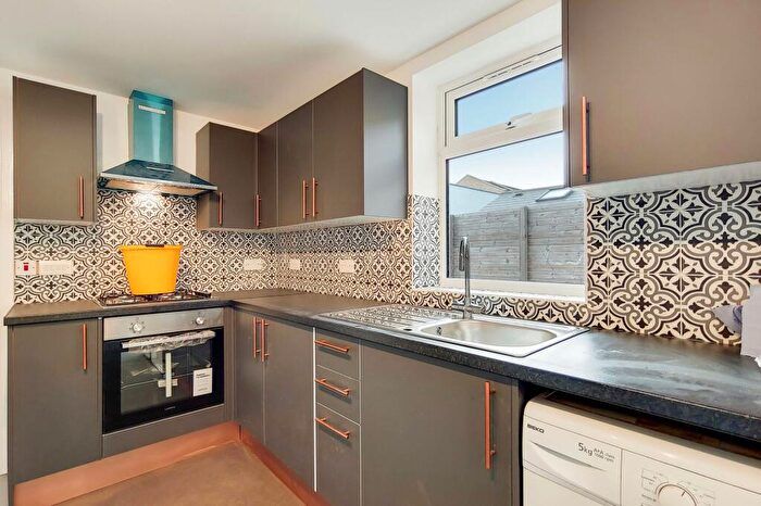 2 Bedroom Flat To Rent In Peckham Grove, London, SE15