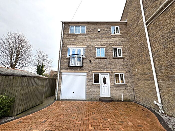3 Bedroom Town House To Rent In Wakefield Road, Ossett, Wakefield, WF5