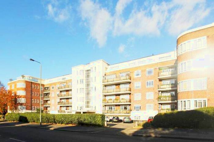 4 Bedroom Flat To Rent In Riverside Drive, Golders Green Road, London, NW11