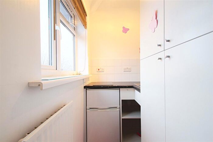 Studio To Rent In Middleton Avenue, Greenford, UB6