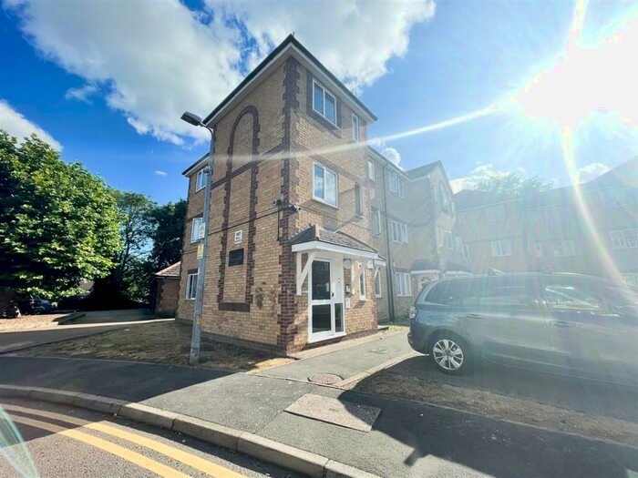 2 Bedroom Flat To Rent In Vicarage Square, Grays, RM17