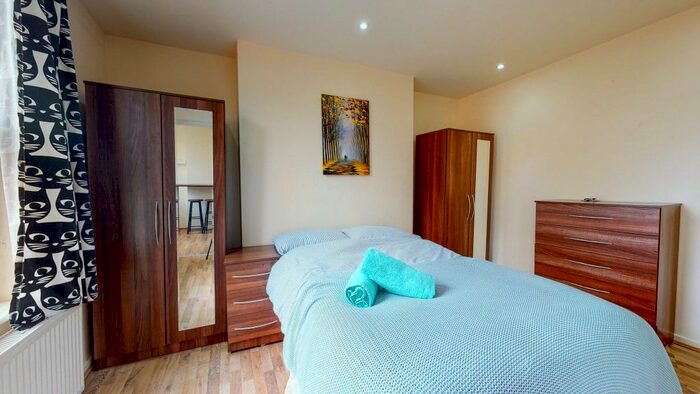 Studio To Rent In Ash Grove, London NW2