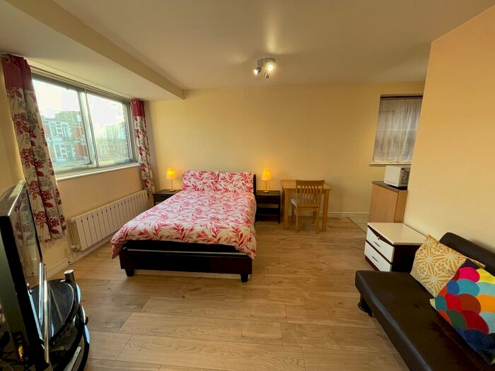 Studio To Rent In Cromwell Road, London, SW5