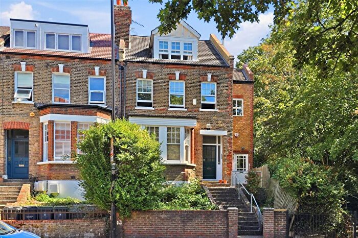 2 Bedroom Apartment For Sale In Park Avenue, London, N22