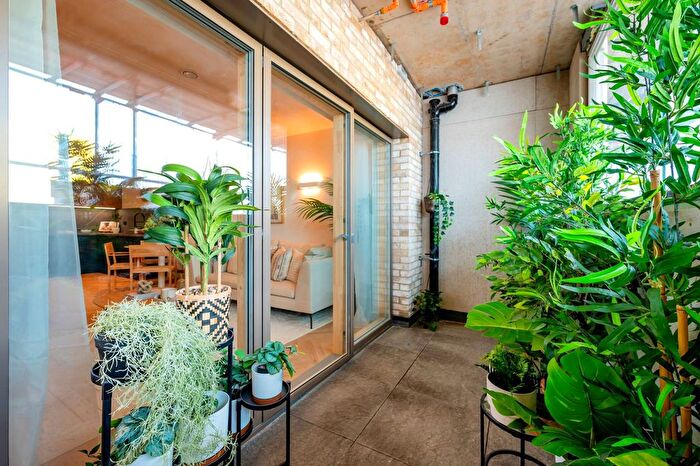 2 Bedroom Flat To Rent In Madeleine Court, North Acton, Acton, W3