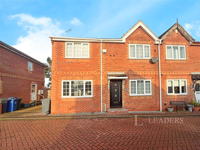 4 Bedroom Semi Detached House To Rent In Breeze Mount Court, Stainforth, DN7