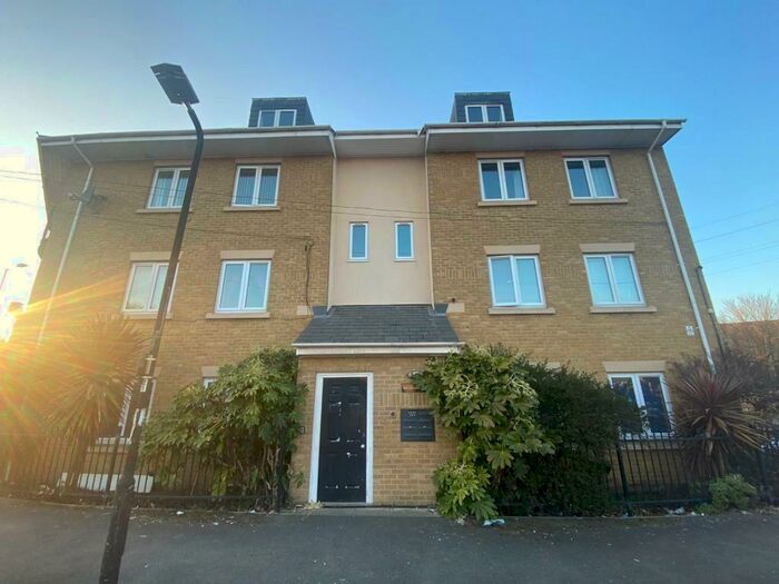 2 Bedroom Apartment To Rent In Elliman Avenue, Slough, SL2