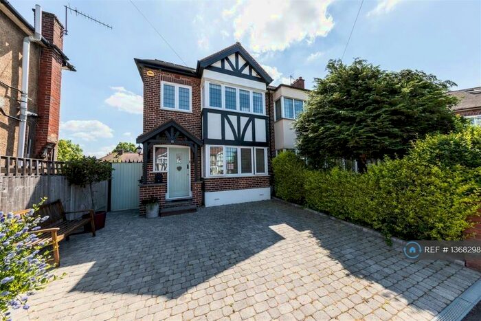 4 Bedroom Semi-Detached House To Rent In Brackley Square, London, IG8