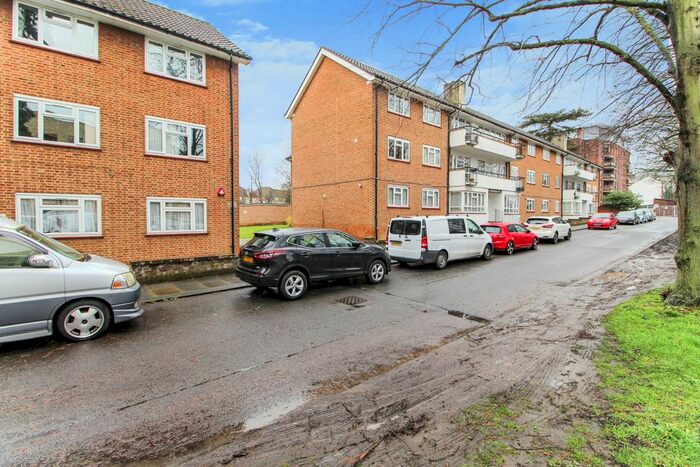 2 Bedroom Flat To Rent In Regents Court, Stonegrove, Edgware, HA8