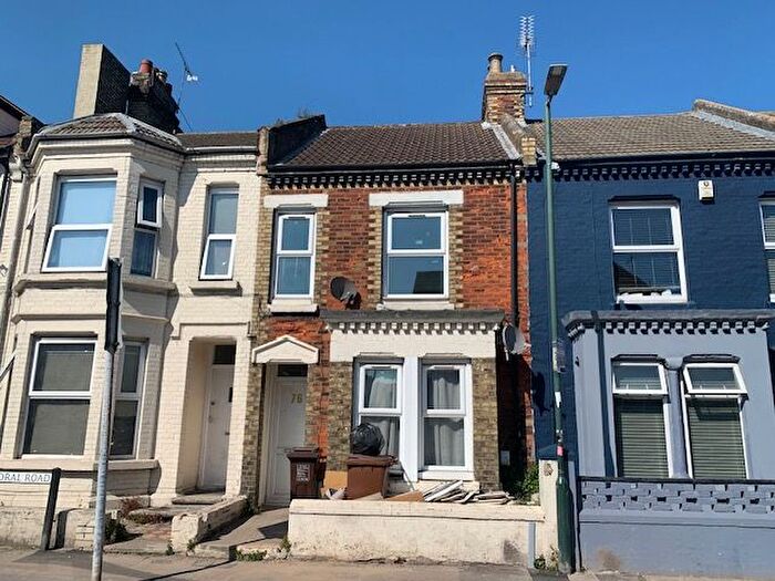 1 Bedroom Flat To Rent In Balmoral Road, Gillingham, Kent, ME7