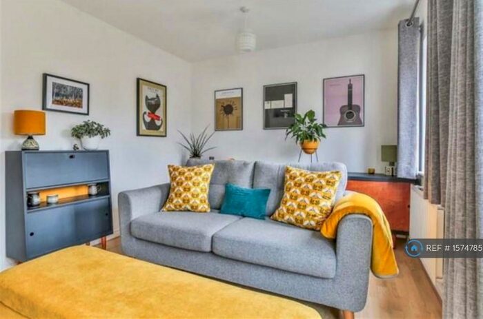 3 Bedroom Semi-Detached House To Rent In Weston Street, Sheffield, S3