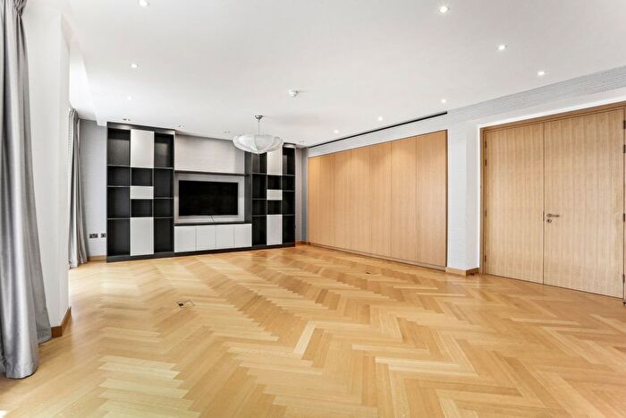 3 Bedroom Flat To Rent In Victoria Road, Kensington High Street, W8