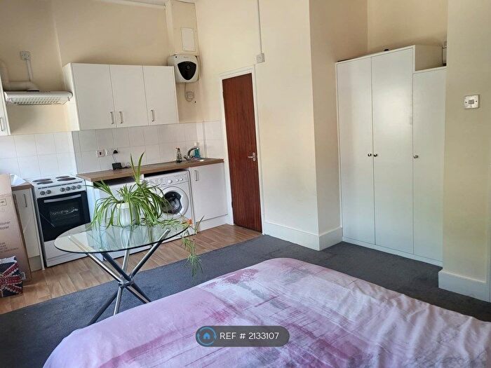 Studio To Rent In High Street, London, N8