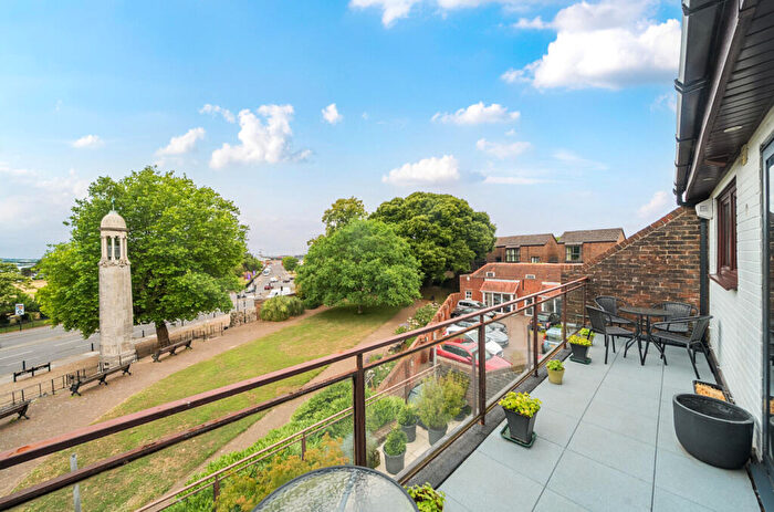 2 Bedroom Flat For Sale In Bugle Street, Old Southampton, Hampshire, SO14
