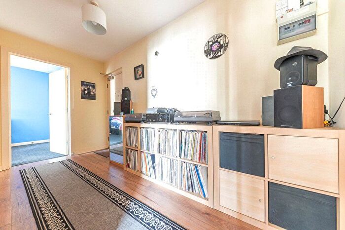 1 Bedroom Flat For Sale In Godstone Road, Whyteleafe, Surrey, CR3