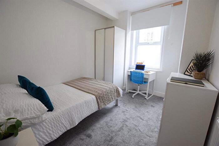 12 Bedroom End Of Terrace House To Rent In Unity Square - Bed Student House - /, LN2