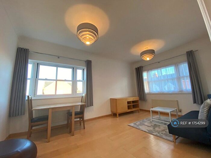 2 Bedroom Flat To Rent In Ravensworth Gardens, Cambridge, CB1
