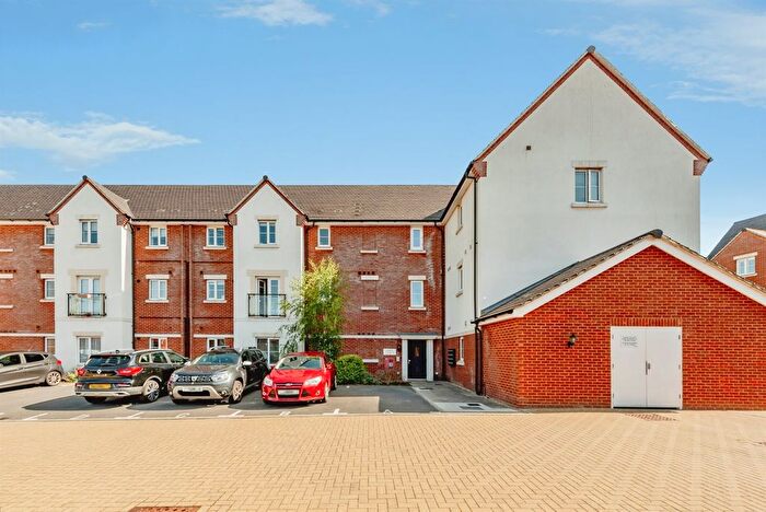 2 Bedroom Flat For Sale In Daffodil Crescent, Crawley, RH10