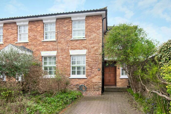 3 Bedroom Property To Rent In Montague Road, Richmond, TW10