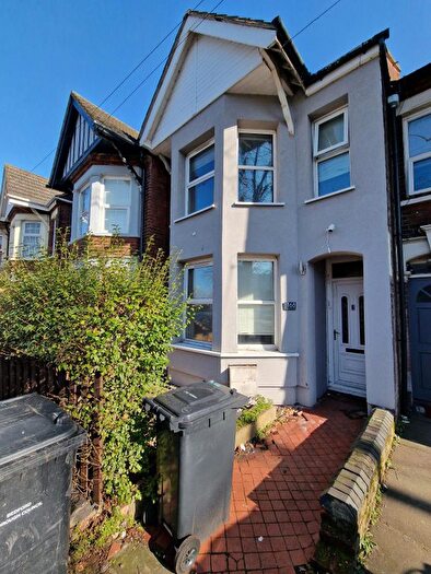 5 Bedroom Semi-Detached House To Rent In Bedford, MK42