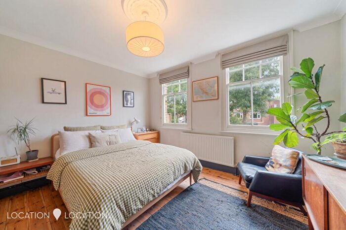 2 Bedroom Flat For Sale In Cranwich Road, London, N16