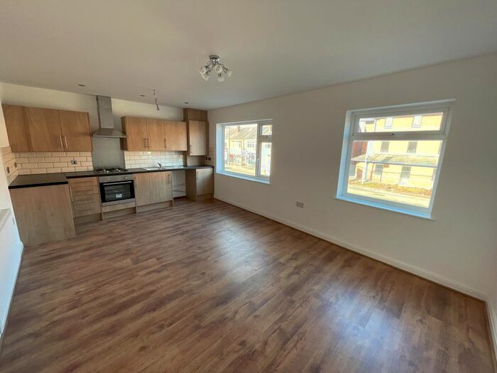 2 Bedroom Flat To Rent In Cross Street, Sale, M33