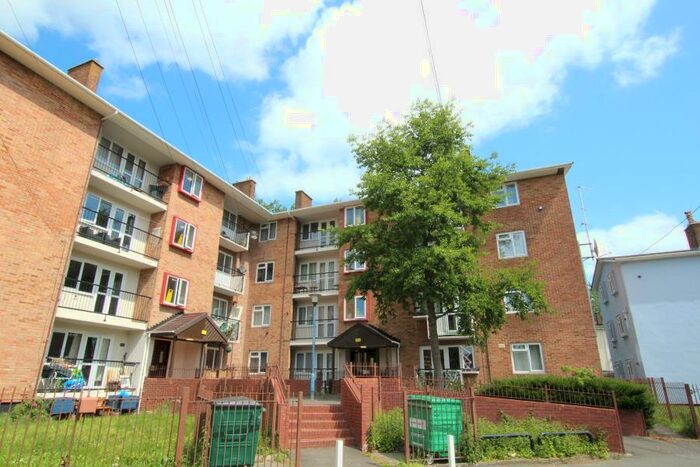 2 Bedroom Apartment To Rent In Henacre Road - Lawrence Weston, BS11