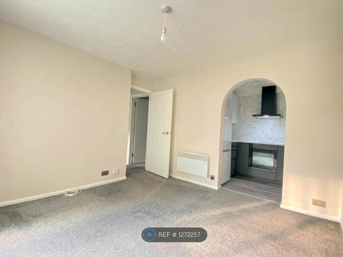 1 Bedroom Flat To Rent In Shepperton Court, Shepperton TW17
