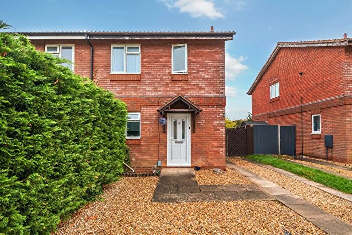 3 Bedroom Semi Detached House For Sale In Vincent Road, Aylesbury, HP19
