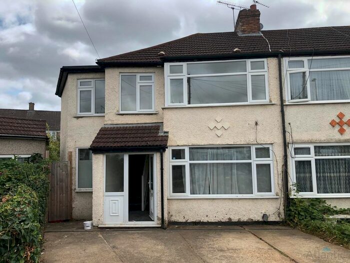 4 Bedroom Semi-Detached House To Rent In Dell Road, Enfield, EN3