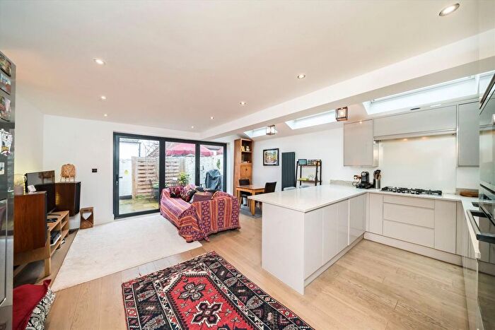 2 Bedroom Flat To Rent In Rowallan Road, London, SW6