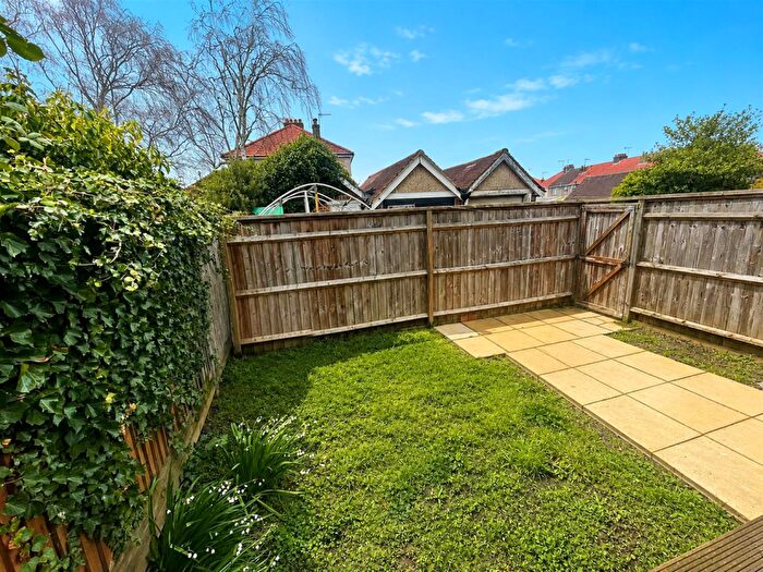 1 Bedroom Flat For Sale In Crabtree Lane, Lancing, BN15