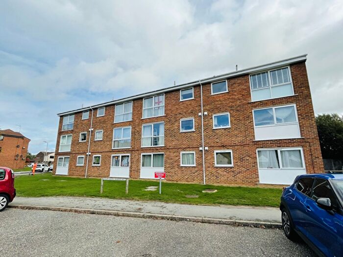 2 Bedroom Flat To Rent In Forsythia Close, Chelmsford, CM1