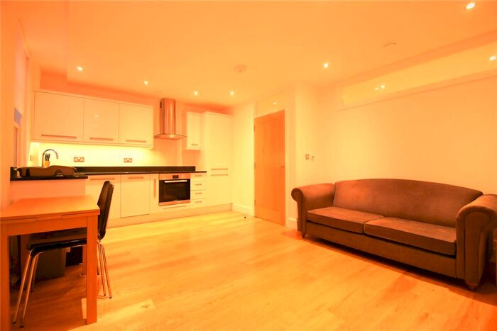 1 Bedroom Flat To Rent In Cross Street, Reading, Berkshire, RG1