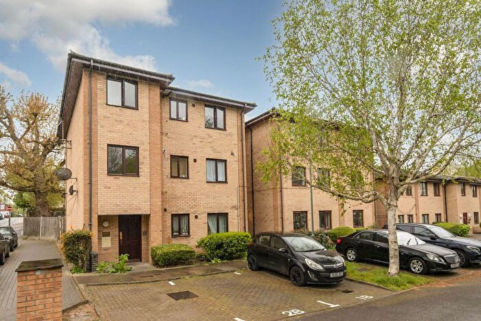 2 Bedroom Flat For Sale In Cleeve Way, Roehampton, London, SW15