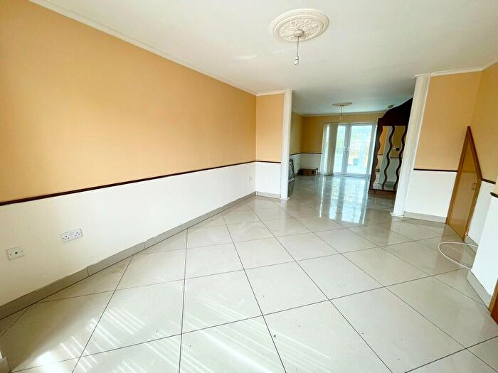 3 Bedroom Semi-Detached House To Rent In Clydesdale, Enfield, Middlesex, EN3