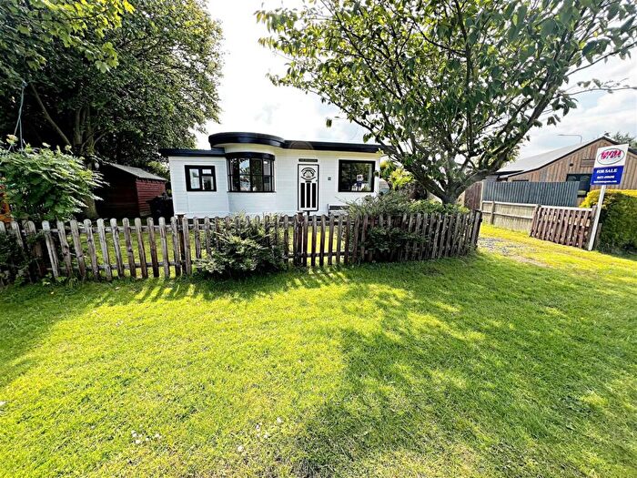 3 Bedroom Chalet For Sale In Humberston Fitties, Humberston, Grimsby, N.E Lincs, DN36