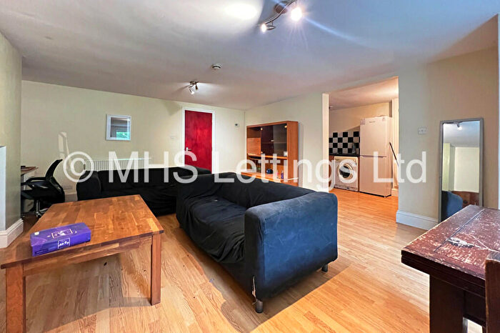 1 Bedroom Flat To Rent In Garden Flat, Hyde Park Road, Leeds, LS6