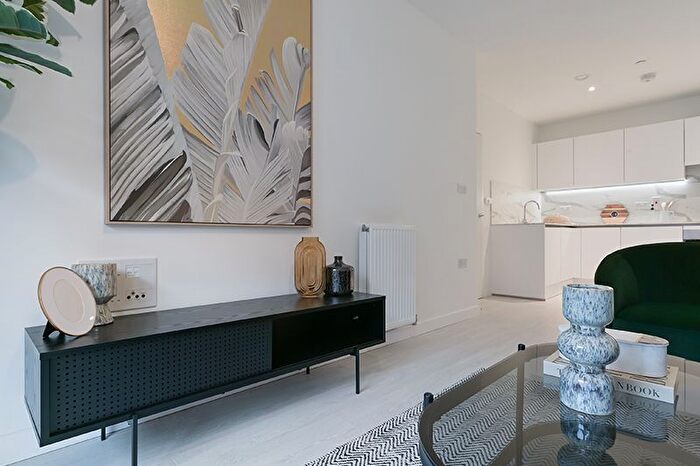 1 Bedroom Flat To Rent In Farine Avenue, Hayes, UB3