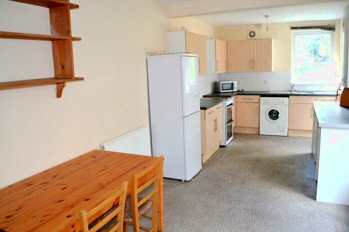 4 Bedroom Terraced House To Rent In Milton Road, Polygon, SO15